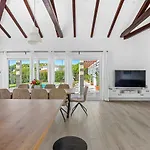 Luxury Villa Near Sibenik With Heated Pool, Jacuzzi & Sauna וילה *