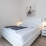 Luxury Villa Near Sibenik With Heated Pool, Jacuzzi & Sauna שיבניק