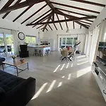 Luxury Villa Near Sibenik With Heated Pool, Jacuzzi & Sauna וילה