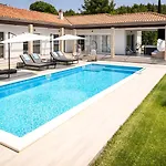 Luxury Villa Near Sibenik With Heated Pool, Jacuzzi & Sauna וילה *