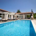 Luxury Villa Near Sibenik With Heated Pool, Jacuzzi & Sauna *