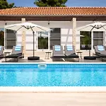 Luxury Villa Near Sibenik With Heated Pool, Jacuzzi & Sauna וילה *