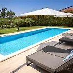 Luxury Villa Near Sibenik With Heated Pool, Jacuzzi & Sauna וילה שיבניק