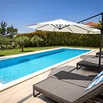 וילה Luxury Villa Near Sibenik With Heated Pool, Jacuzzi & Sauna שיבניק