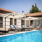 Luxury Villa Near Sibenik With Heated Pool, Jacuzzi & Sauna * שיבניק