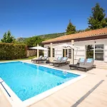 Luxury Villa Near Sibenik With Heated Pool, Jacuzzi & Sauna וילה