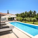 Luxury Villa Near Sibenik With Heated Pool, Jacuzzi & Sauna וילה שיבניק
