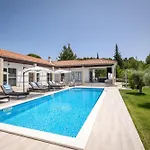 וילה Luxury Villa Near Sibenik With Heated Pool, Jacuzzi & Sauna שיבניק