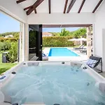 Luxury Villa Near Sibenik With Heated Pool, Jacuzzi & Sauna * שיבניק