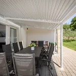 וילה Luxury Villa Near Sibenik With Heated Pool, Jacuzzi & Sauna שיבניק