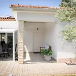 וילה Luxury Villa Near Sibenik With Heated Pool, Jacuzzi & Sauna שיבניק