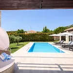 Luxury Villa Near Sibenik With Heated Pool, Jacuzzi & Sauna וילה