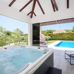 Luxury Villa Near Sibenik With Heated Pool, Jacuzzi & Sauna וילה *