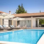 Luxury Villa Near Sibenik With Heated Pool, Jacuzzi & Sauna וילה שיבניק