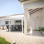 וילה Luxury Villa Near Sibenik With Heated Pool, Jacuzzi & Sauna שיבניק