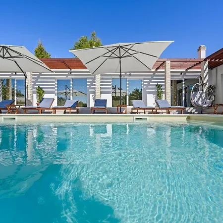 Stella - Heated Pool, Jacuzzi & Sauna Šibenik