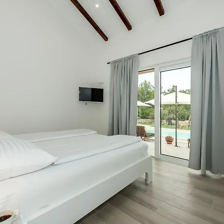 Stella - Heated Pool, Jacuzzi & Sauna *