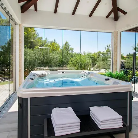 Vila Luxury Near With Heated Pool, Jacuzzi & Sauna