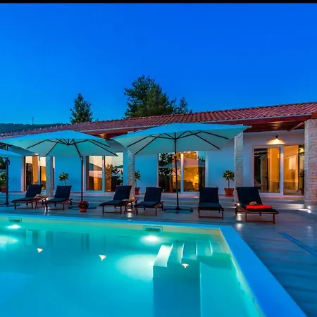 Stella - Heated Pool, Jacuzzi & Sauna Villa *