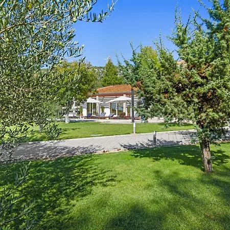 Stella - Heated Pool, Jacuzzi & Sauna *