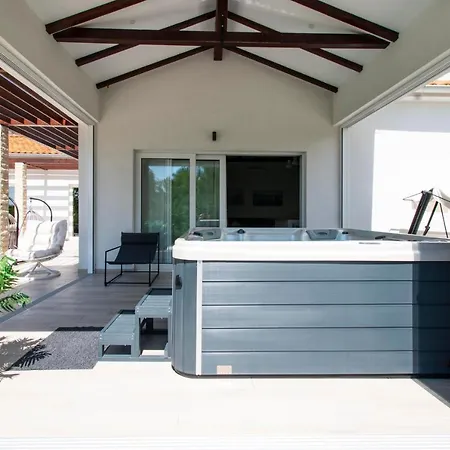 Luxury Near With Heated Pool, Jacuzzi & Sauna