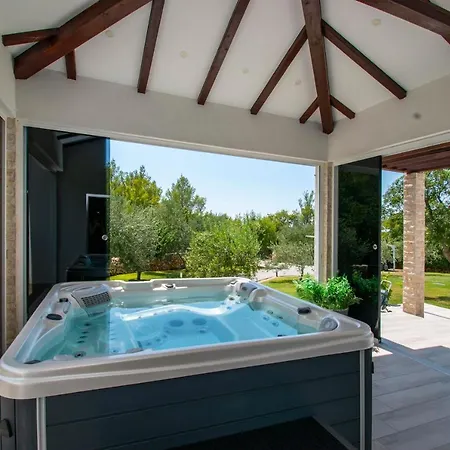 Vila Luxury Near With Heated Pool, Jacuzzi & Sauna *