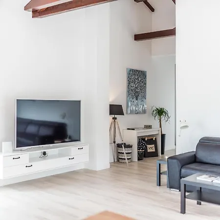 Stella - Heated Pool, Jacuzzi & Sauna וילה