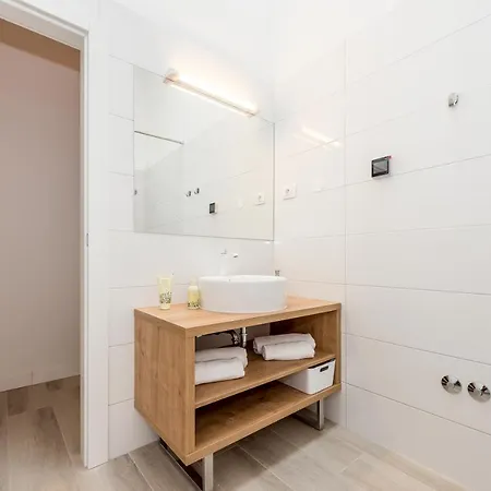 Stella - Heated Pool, Jacuzzi & Sauna Villa *