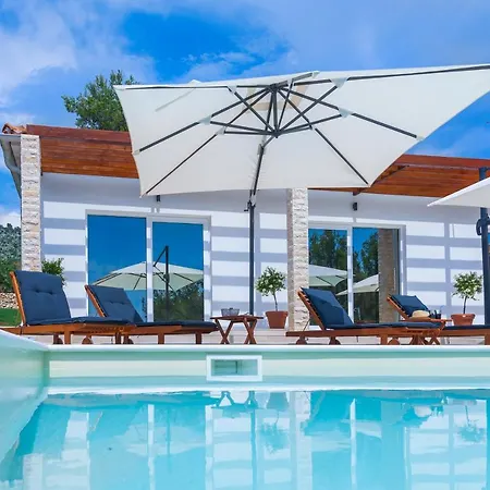 Stella - Heated Pool, Jacuzzi & Sauna Villa *