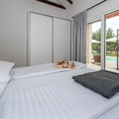 Stella - Heated Pool, Jacuzzi & Sauna Villa