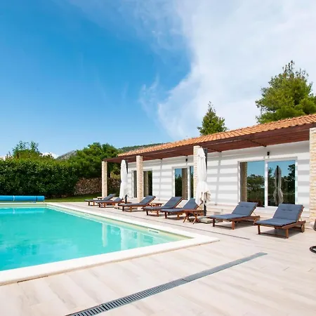 Stella - Heated Pool, Jacuzzi & Sauna