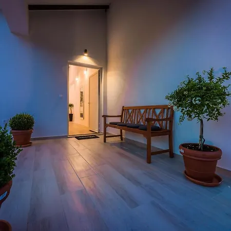 Stella - Heated Pool, Jacuzzi & Sauna