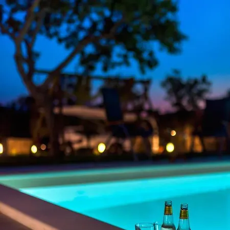 Stella - Heated Pool, Jacuzzi & Sauna