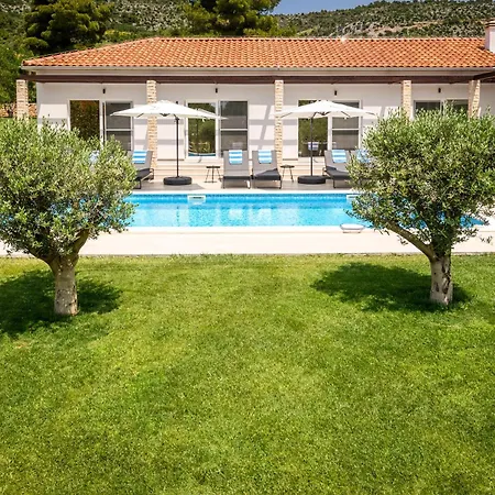 Luxury Villa Near Sibenik With Heated Pool, Jacuzzi & Sauna וילה *