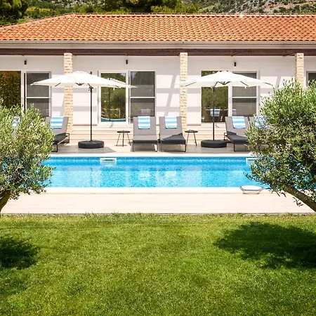 Luxury Villa Near Sibenik With Heated Pool, Jacuzzi & Sauna וילה שיבניק