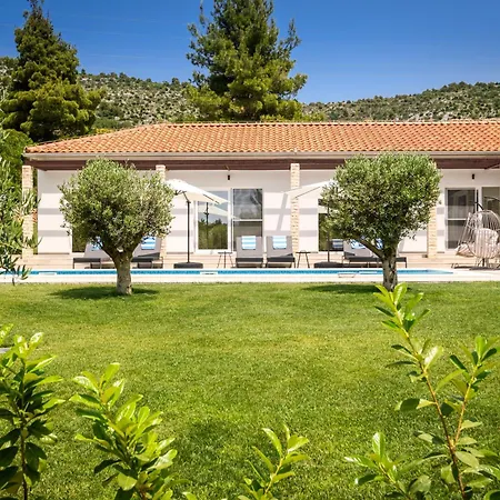 וילה Luxury Villa Near Sibenik With Heated Pool, Jacuzzi & Sauna שיבניק