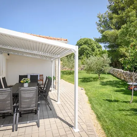 Stella - Heated Pool, Jacuzzi & Sauna שיבניק