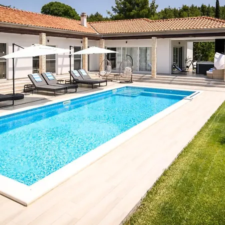 Luxury Near With Heated Pool, Jacuzzi & Sauna Villa *