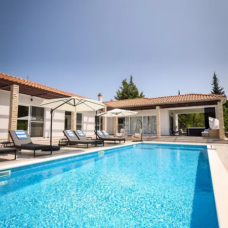 فيلة Luxury Near With Heated Pool, Jacuzzi & Sauna شيبينيك