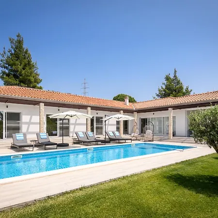 Luxury Villa Near Sibenik With Heated Pool, Jacuzzi & Sauna וילה