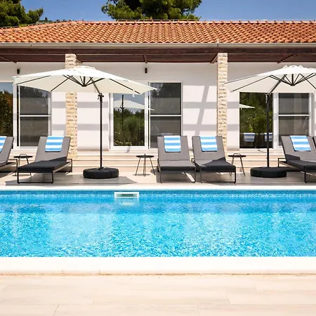 Luxury Near With Heated Pool, Jacuzzi & Sauna Villa *