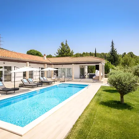 Luxury Near With Heated Pool, Jacuzzi & Sauna *
