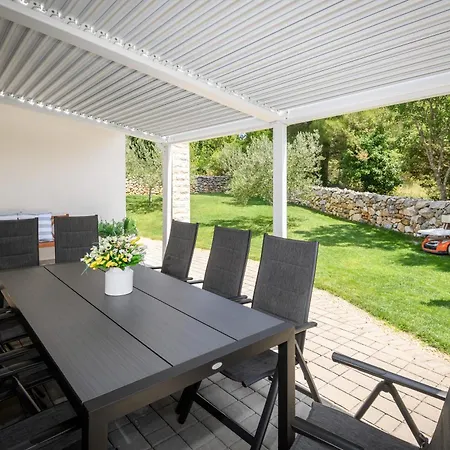 Stella - Heated Pool, Jacuzzi & Sauna שיבניק