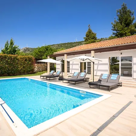 Luxury Near With Heated Pool, Jacuzzi & Sauna Villa