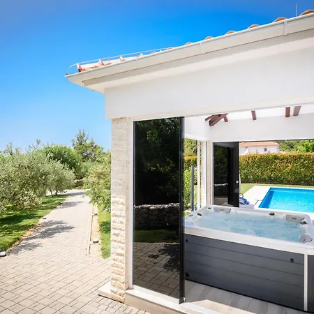 Villa Luxury Near With Heated Pool, Jacuzzi & Sauna