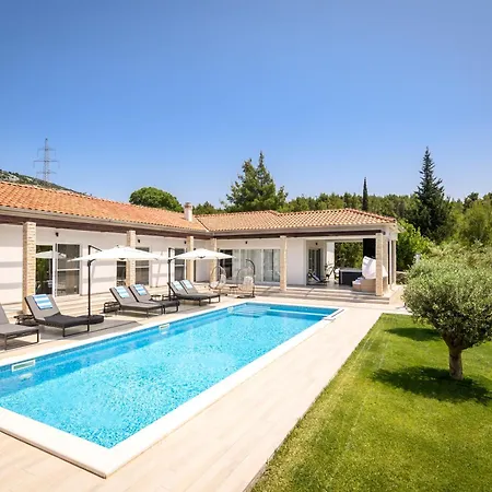 Luxury Villa Near Sibenik With Heated Pool, Jacuzzi & Sauna וילה *
