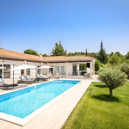 Luxury Villa Near Sibenik With Heated Pool, Jacuzzi & Sauna *