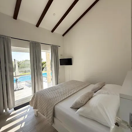 Luxury Near With Heated Pool, Jacuzzi & Sauna فيلة