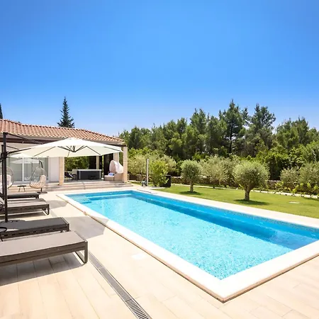 Villa Luxury Near With Heated Pool, Jacuzzi & Sauna