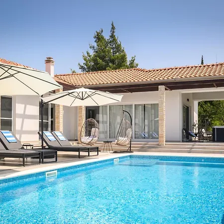 Villa Stella - Heated Pool, Jacuzzi & Sauna *